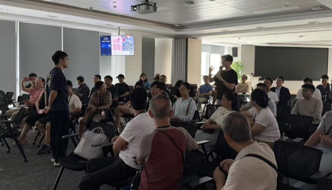 分會活動現場,一位與會者手持咪高峰發言,其他人圍坐聆聽